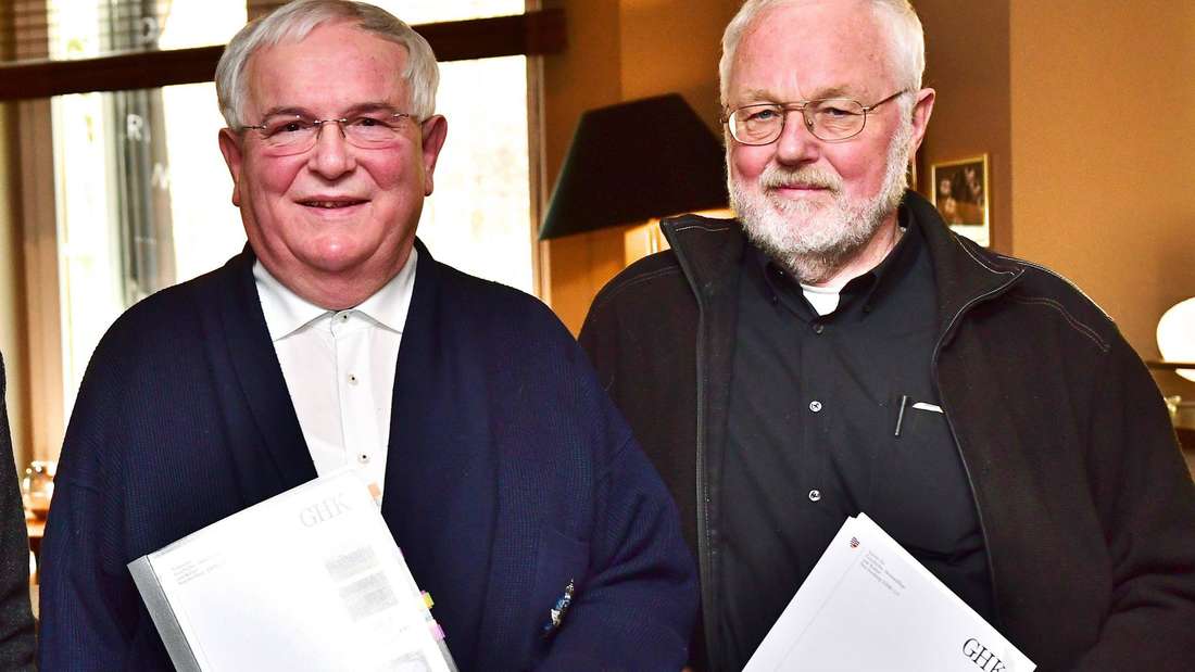Als eine Dokumentation gegen das Vergessen stellen die beiden Autoren Dr. Wilhelm Ott (rechts) und Dr. Ferdinand Stegbauer die neue GHK-Broschüre vor.
