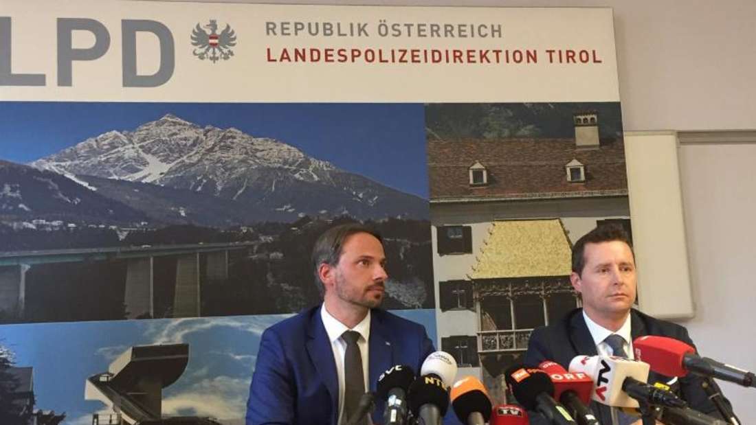 Dieter Csefan vom österreichischen Bundeskriminalamt und Hansjörg Mayr (r), Staatsanwalt in Innsbruck sprechen über die Doping-Razzia. Foto: Thomas Eßer