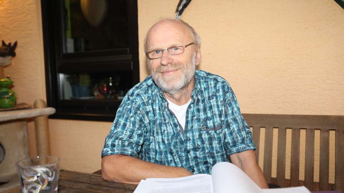 Der dicke Ordner voll mit Behörden- und Anwaltsschreiben vor Michael Kaul, dokumentiert die Bemühungen, die Ehefrau von Aamun S. nach Neu-Isenburg zu holen.